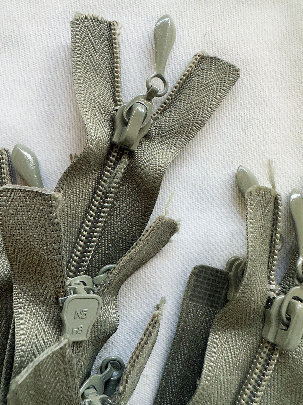 21" Deadstock Sage 2 Way Separating Zipper - L'Etoffe Fabrics LLC