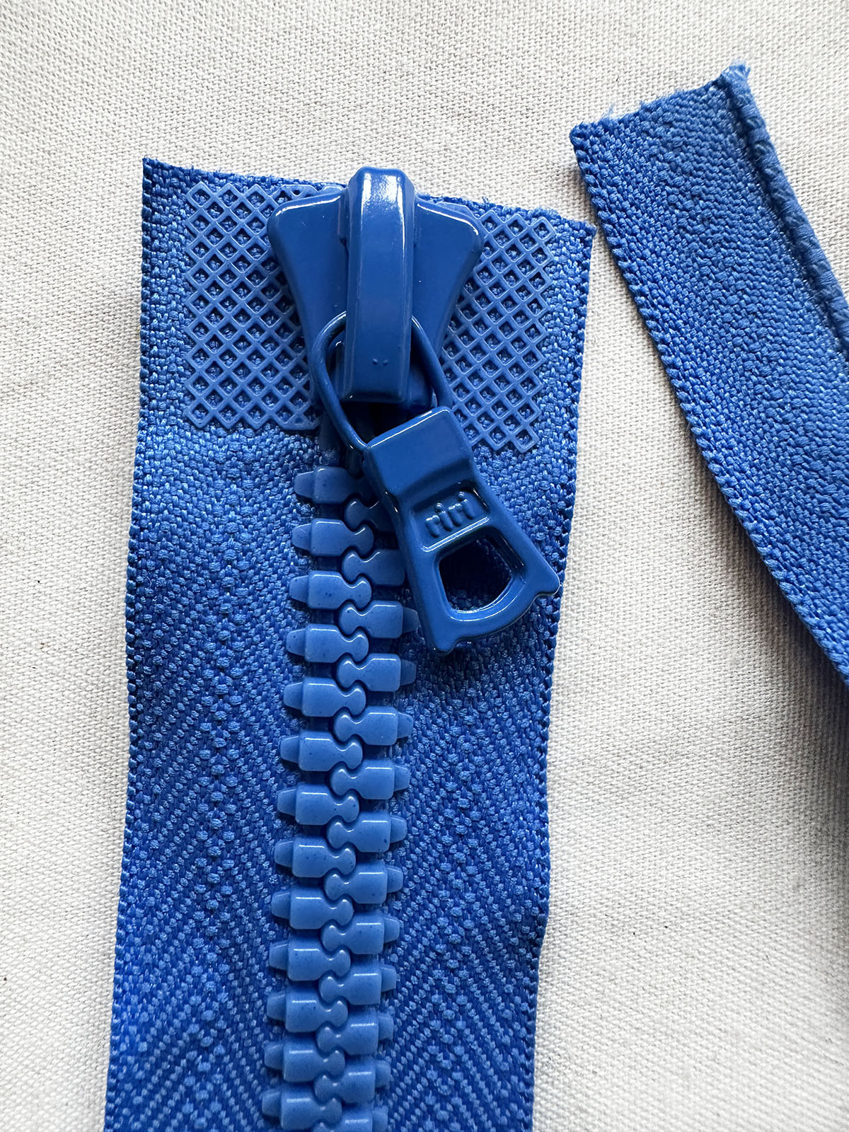 Riri Heavy Zipper in Blue