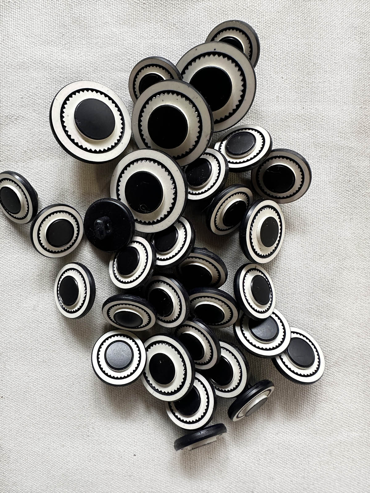 Vintage Italian Navy White Pinked Edge Buttons - L'Etoffe Fabrics LLC