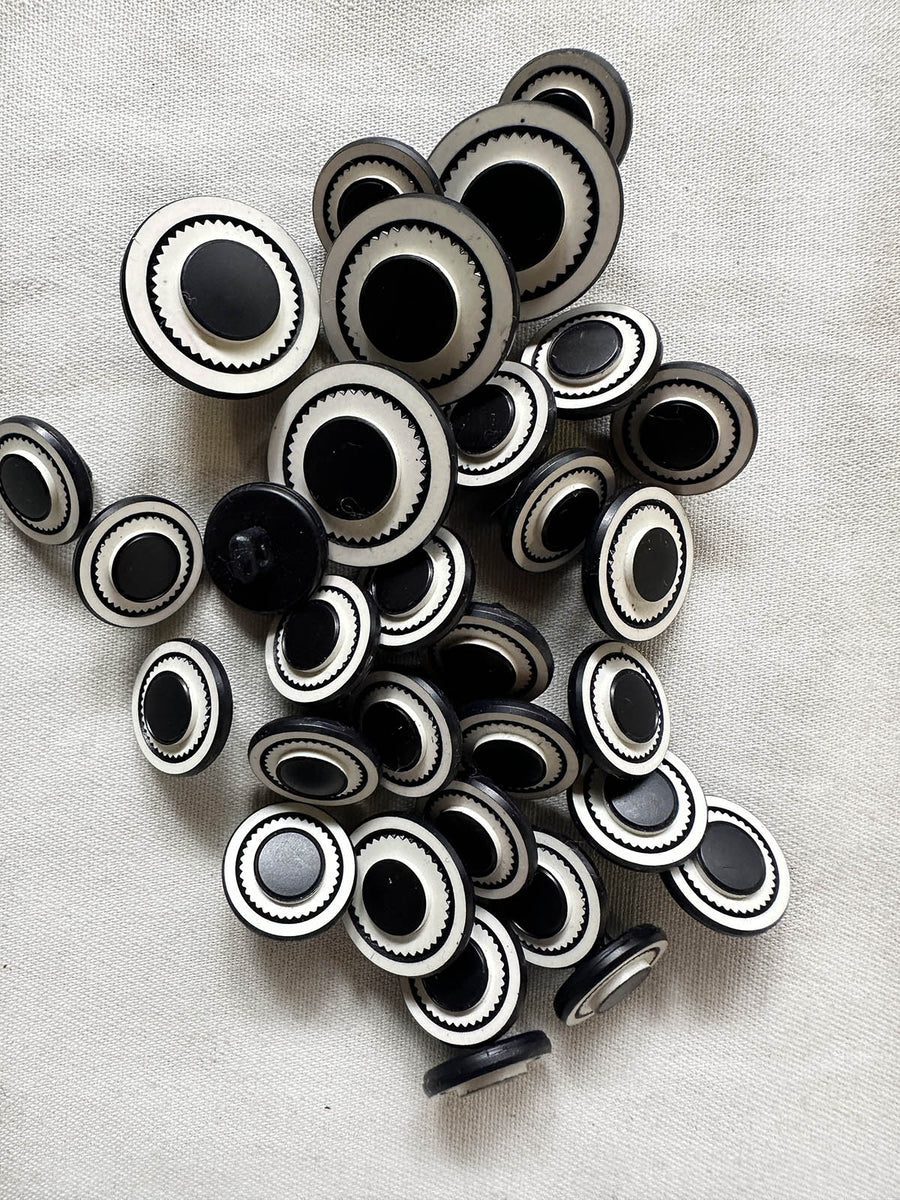 Vintage Italian Navy White Pinked Edge Buttons - L'Etoffe Fabrics LLC