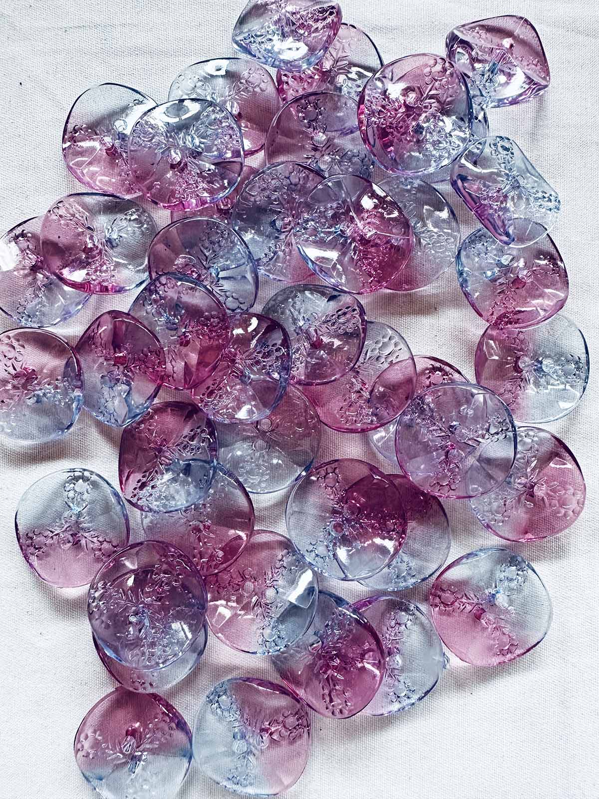 Wavy Beach Flower Buttons - L'Etoffe Fabrics LLC